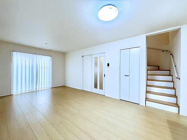 内装「ただいま」「おかえり」家族とのコミュニケーションが深まるリビングイン階段があります。 