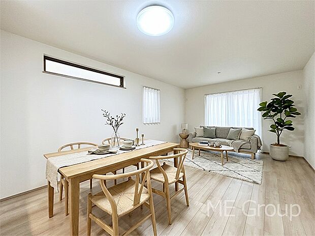 ご家族の賑やかな話し声で包まれる明るいリビング ※家具はCGです