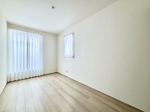 明るいバルコニーサイドに洋室を設置。目覚めの良い寝室に。 