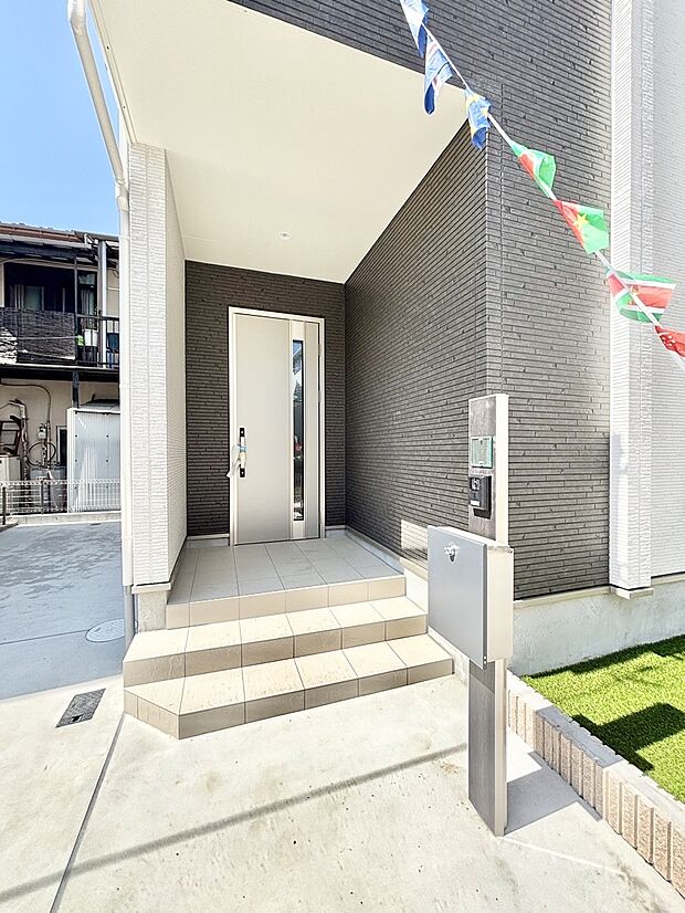 大切な家族、来客を出迎える玄関。