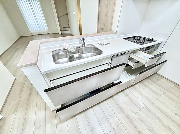 使いやすさを優先したスライド式収納タイプ!