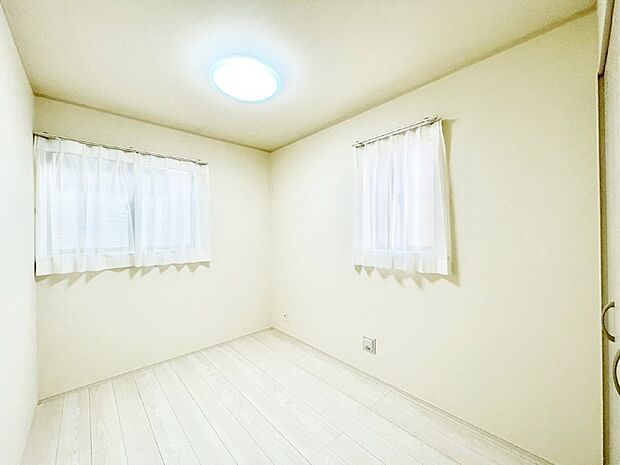 やさしい光がさしこむ居室はしっかり収納付き
