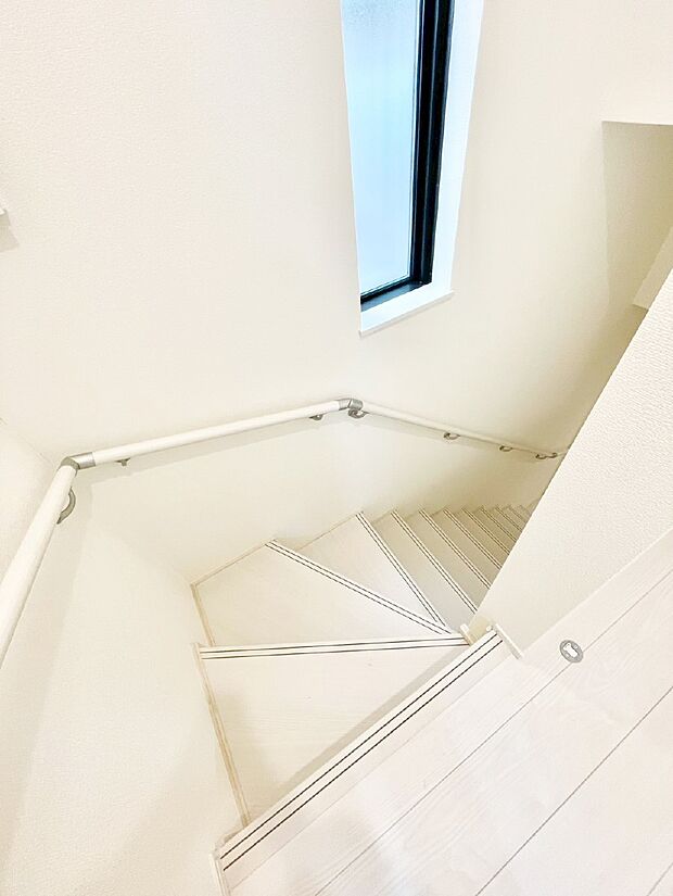 階段は手すり付きなので小さなお子さまやご高齢の方も安心です