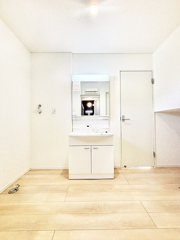 ゆとりの洗面スペースで朝の身支度もスムーズに