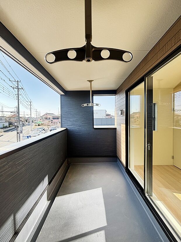 暖かな陽光が降り注ぐバルコニーはお洗濯におすすめ。爽やかな風も心地よいです。