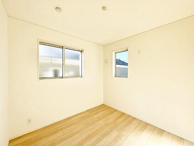 窓からのやさしい光が心地よいプライベートルーム