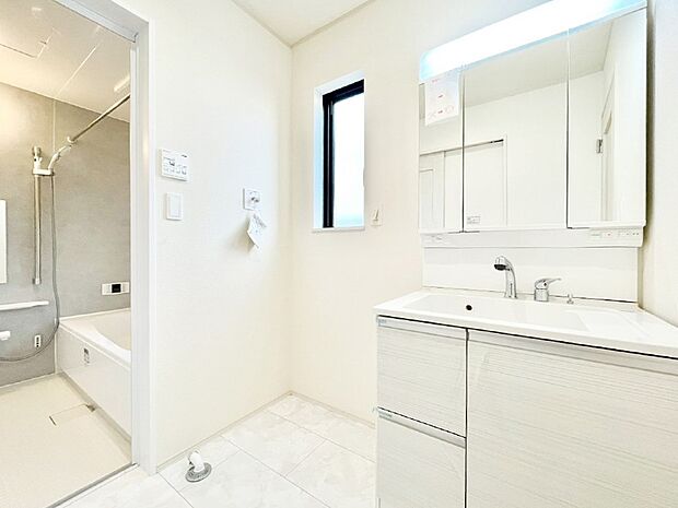 清潔感ある洗面化粧室で朝の身支度も快適