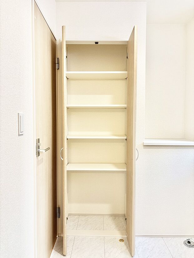 洗面所には嬉しい収納棚が付いています。 