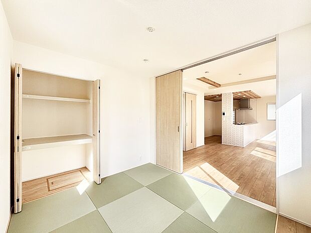 リビングと隣り合っている和室。ほっと一息できる和の空間も忘れずに。   