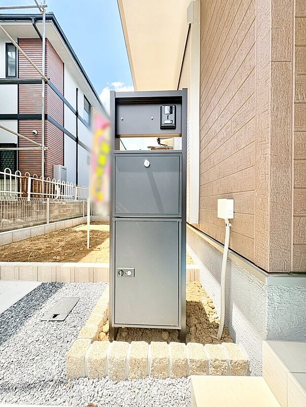 表札・インターホン・ポスト・宅配BOXをひとつに集約。エントランスになじむシンプルデザイン。