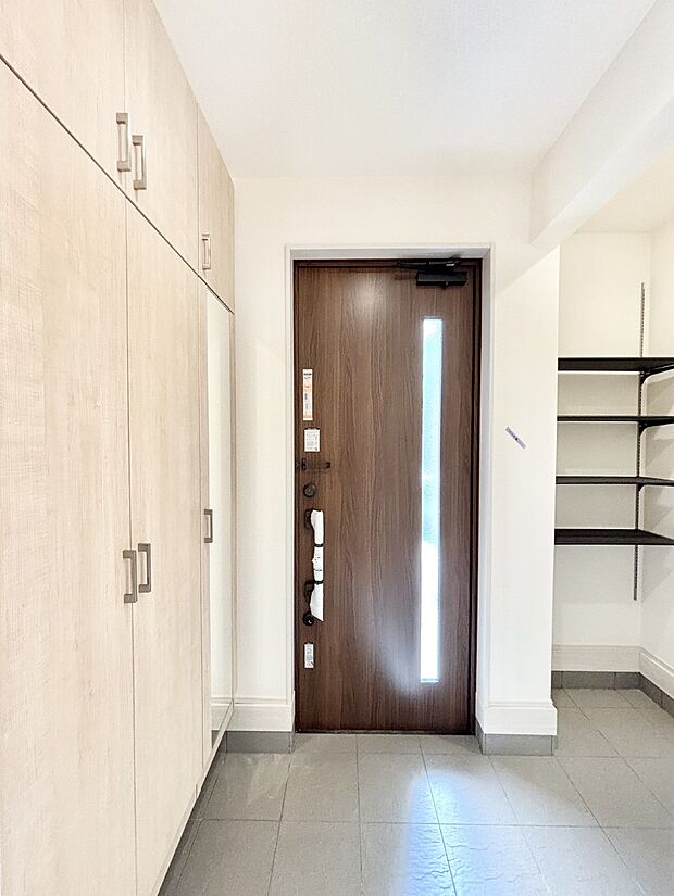 明るい玄関はお客様をお出迎えするのにぴったりです！ 