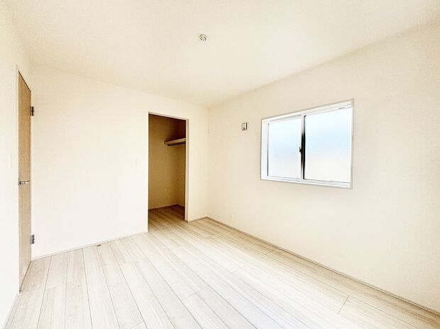 ウォークインクローゼットがあるお部屋。季節ごとの入れ替えも不要で便利です!