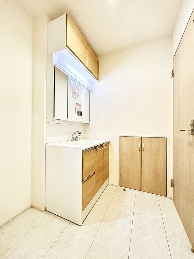 清潔感ある洗面化粧室で朝の身支度も快適  