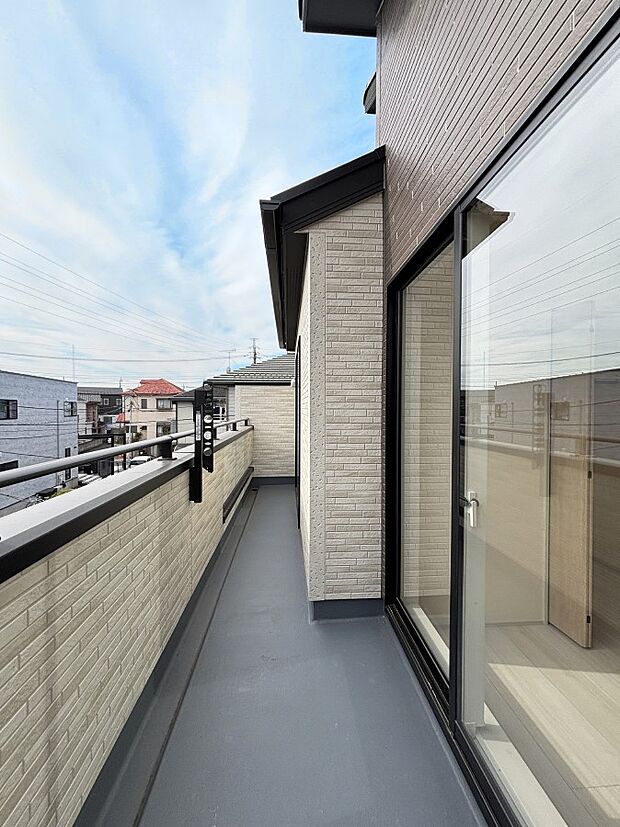 暖かな陽光が降り注ぐバルコニーはお洗濯におすすめ。爽やかな風も心地よいです。