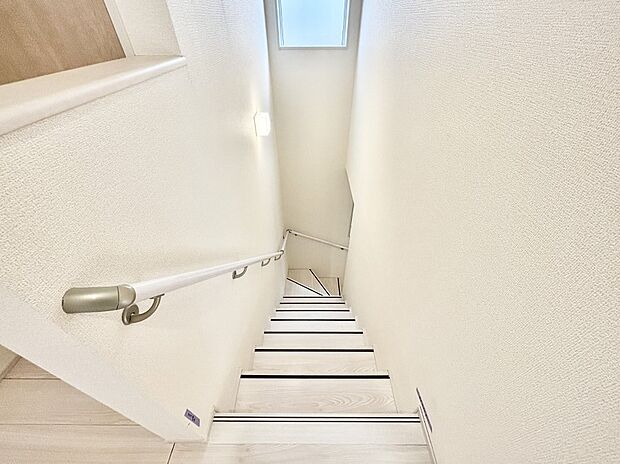 安全性を考慮し階段には手すりを設置しています