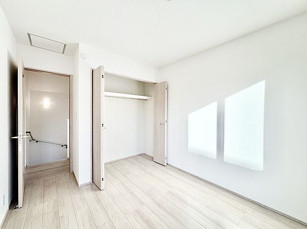 やさしい光がさしこむ居室はしっかり収納付き