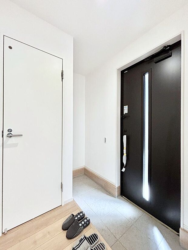 ガラススリットの入った玄関ドアが室内に光を届けてくれます