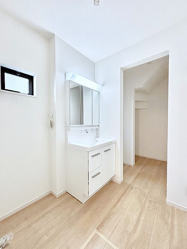 洗面所には洗剤のストックやタオルなどの収納に便利なリネン庫があります