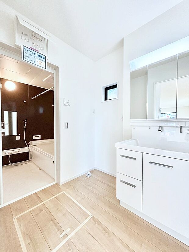 清潔感ある洗面化粧室で朝の身支度も快適