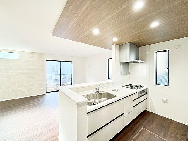 料理をしながらご家族との会話を楽しめる対面カウンターキッチン