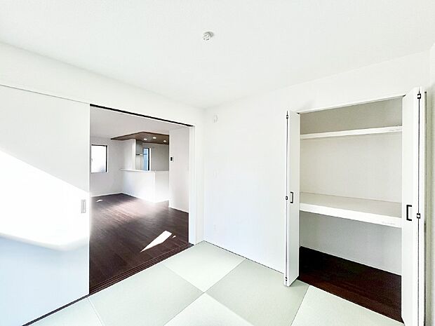 リビング隣接の和室は毎日の暮らしに癒しと安らぎをもたらしてくれます