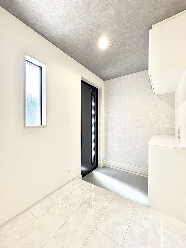 明るい玄関はお客様をお出迎えするのにぴったりです！ 