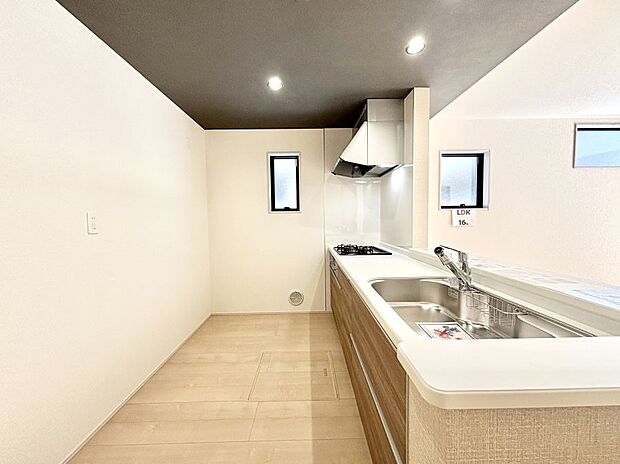 ゆとりあるキッチンではご家族と楽しくお料理ができます。