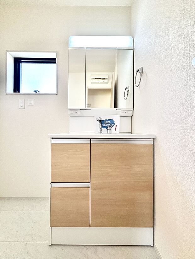 大きく見やすい三面鏡で清潔感ある洗面台は、身だしなみチェックや肌のお手入れにおすすめです。 