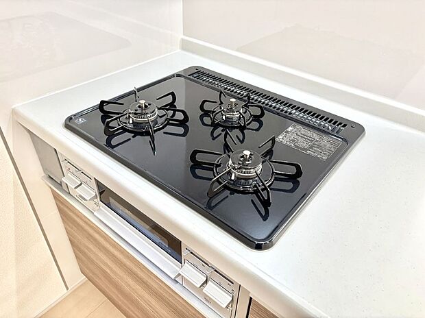 ガスコンロはＳｉセンサー搭載。火力調節や焦げ付き・消し忘れも防いでくれます。