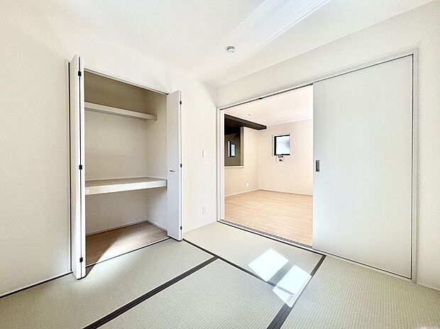 リビングと隣り合っている和室。ほっと一息できる和の空間も忘れずに。 