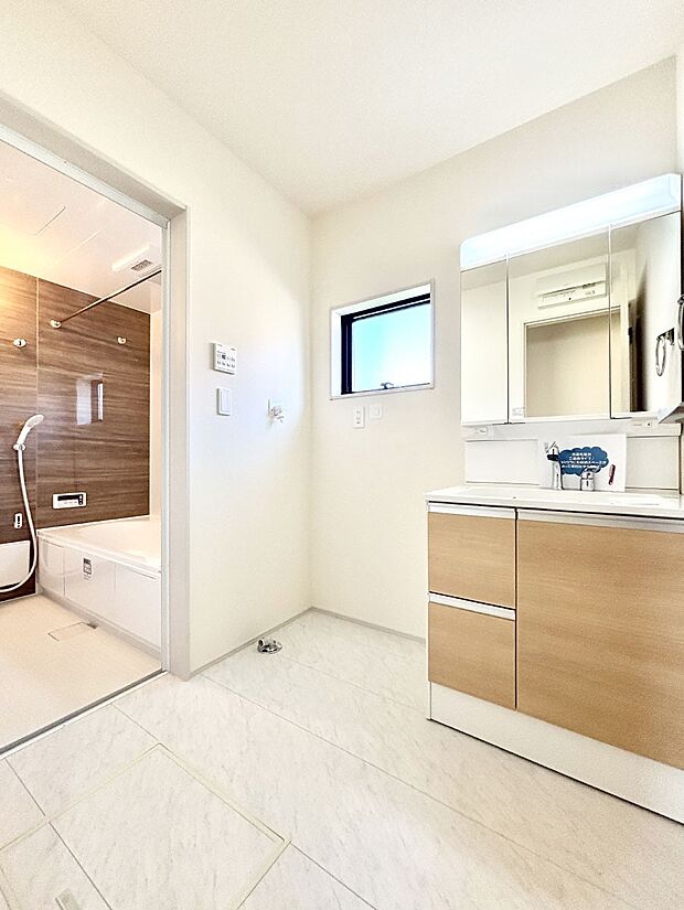 清潔感のある快適空間です。毎日の身支度も気持ち良くお使い頂けます。 