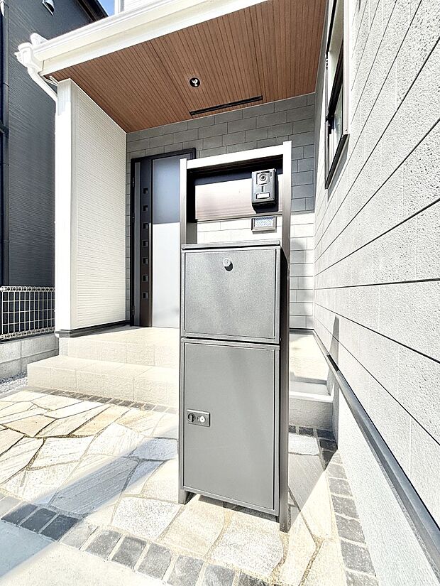 シンプルデザインのポスト。