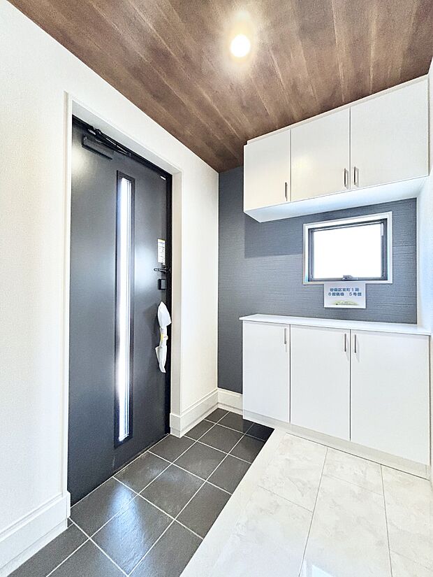 飾り棚を利用して、お越しいただくお客様をおもてなしできます。