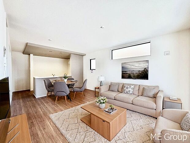 ご家族の賑やかな話し声で包まれる明るいリビング ※家具はCGです