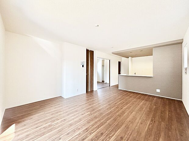 ナチュラルテイストの優しく柔らかい色使いのフローリングが素敵なリビングですね。