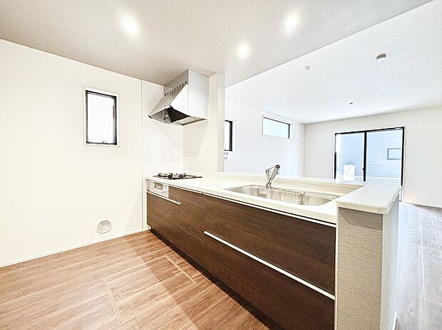 爽やかな風が通り抜けるキッチン。窓があるので明るく換気にも役立ちます。