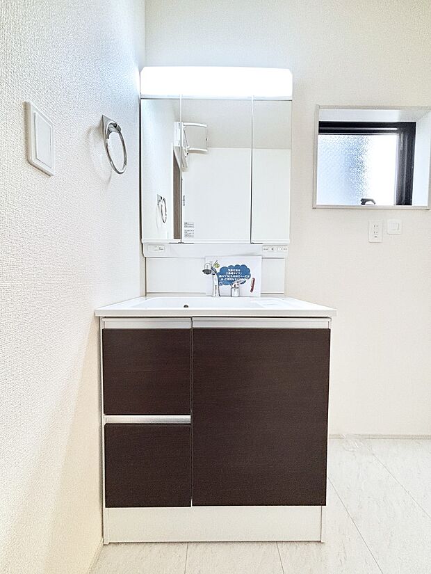 大きく見やすい三面鏡で清潔感ある洗面台は、身だしなみチェックや肌のお手入れにおすすめです。