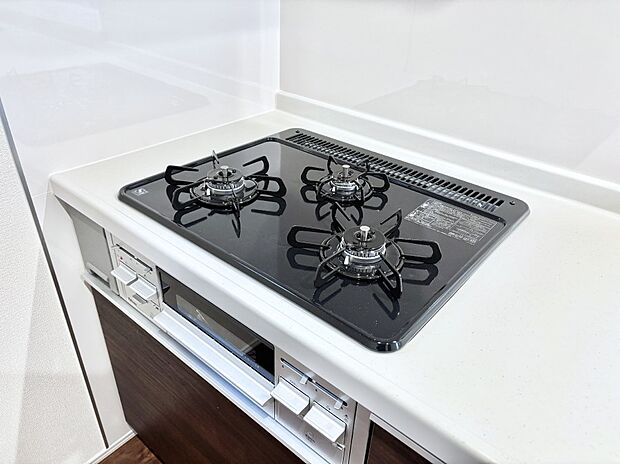 ガスコンロはＳｉセンサー搭載。火力調節や焦げ付き・消し忘れも防いでくれます。