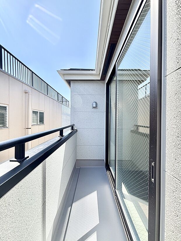 バルコニーはうれしい2ヶ所付き。お洗濯物やお布団をたっぷり干せます。