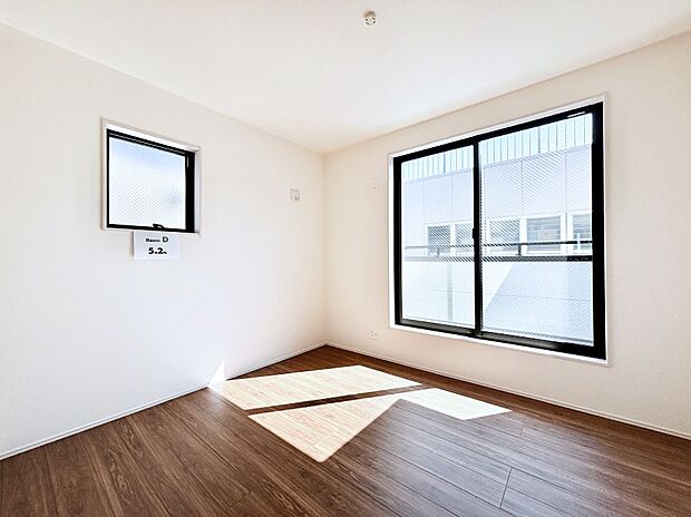 バルコニーが開放感をプラスしてくれる洋室