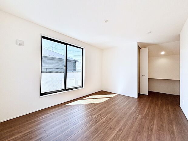 ウォークインクローゼットがあるお部屋！季節ごとの入れ替えも不要で便利です。 