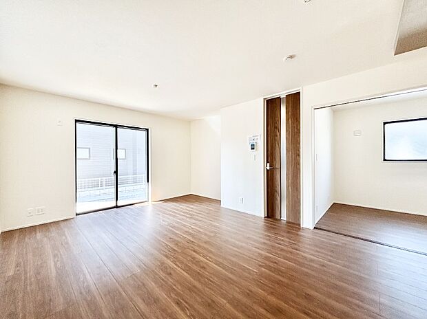 隣接の洋室を開放すればさらに広々空間に