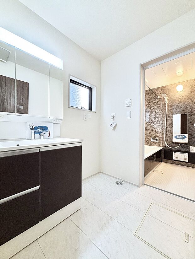 小窓がついているので湿気の多い場所でも換気が十分行えます。毎日の身支度を気持ち良く！