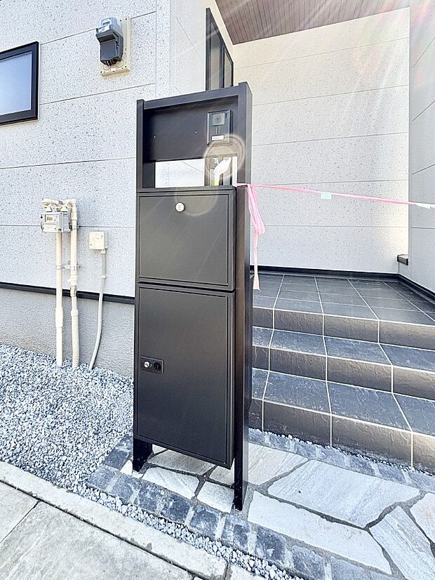 表札・インターホン・ポスト・宅配ＢＯＸをひとつに集約。エントランスになじむシンプルデザイン。