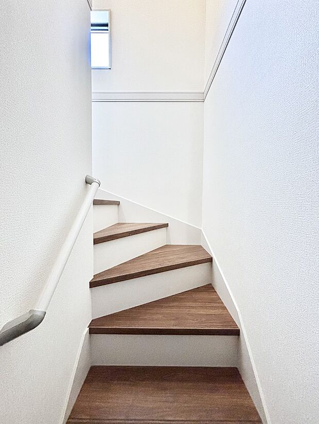 安全性を考慮し階段には手すりを設置しています