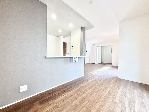 キッチンカウンターのアクセントクロスがお洒落なリビング。