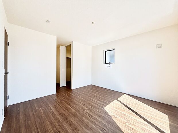 ウォークインクローゼットがあるお部屋。季節ごとの入れ替えも不要で便利です！