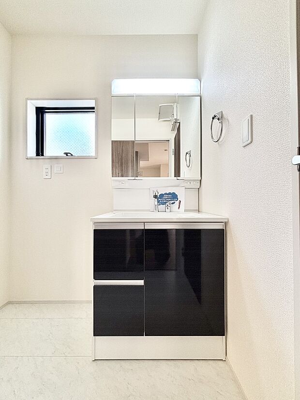 大きく見やすい三面鏡で清潔感ある洗面台は、身だしなみチェックや肌のお手入れにおすすめです。 