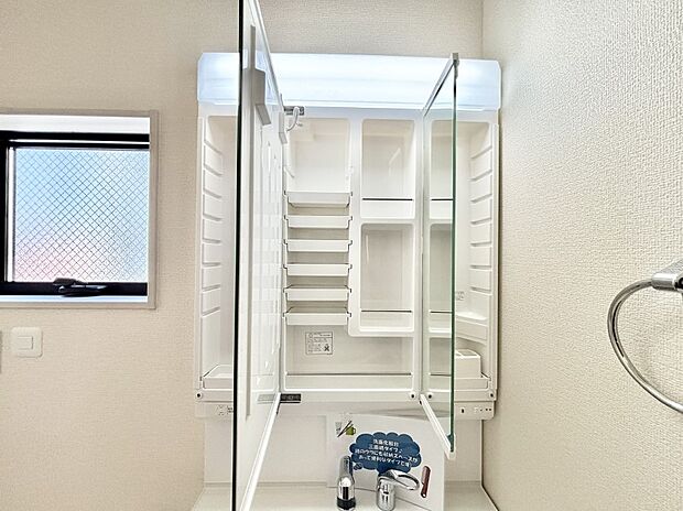 三面鏡の裏に、化粧品や衛生用品などを収納可能。洗面台をすっきりと保ちます！