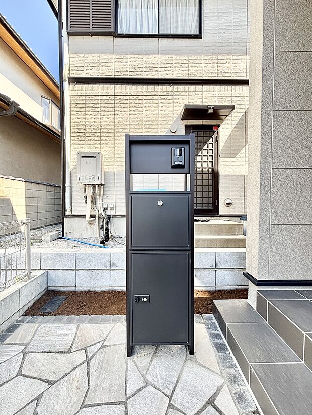 表札・インターホン・ポスト・宅配ＢＯＸをひとつに集約。エントランスになじむシンプルデザイン。